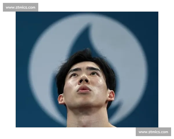 张博恒社媒晒银：路灯下的路，通向新周期